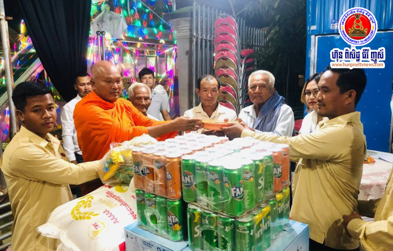 ព្រះ​តេជគុណ ព្រះ​វិជយ​ញាណ យុង កុសល និង​សមាជិកសមាគម​រាជ​សីហ៍ កោះ​ប្រាក់​កៀនស្វាយ នាំយក​ជំនួយ ឧបត្ថម្ភ​ដល់​ក្រុមគ្រួសារ នៃ​សព​ក្រីក្រ ដែល​គ្រោះថ្នាក់​ចរាចរណ៍ ស្លាប់​ពីរ​នាក់​និង​របួសធ្ងន់​មួយ​នាក់​