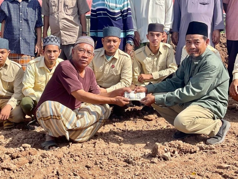 លោក ម៉ាត់ កៃ​សូត្រ អនុប្រធាន និង​ជា​ប្រធាន​ទទួលបន្ទុក​ផ្នែក​ឥស្លាម សមាគម​រាជសីហ៍​សាខា​ខេត្ត​កំពង់ចាម តំណាង​លោក យិន វឌ្ឍនៈ ប្រធាន​សមាគម​រាជសីហ៍​សាខា​ខេត្ត​កំពង់ចាម ដឹកនាំ​សហការី អមដំណើរ លោក លី មូ​សា អ៊ី​មុំ​ា​ស្រុក​កោះសូទិន ជា​ប្រធាន​គណៈ​ចលនា​សា​និក​ឥស្លាម​របស់​គណបក្ស​ប្រជាជន​កម្ពុជា​ស្រុក​កោះសូទិន អញ្ជើញ​ប្រគល់​ថវិការ​សម្រាប់​ចាក់​ដី​ផ្នូរ នៅ​ភូមិ​ទី​១៣​លើ ឃុំ​កោះសូទិន