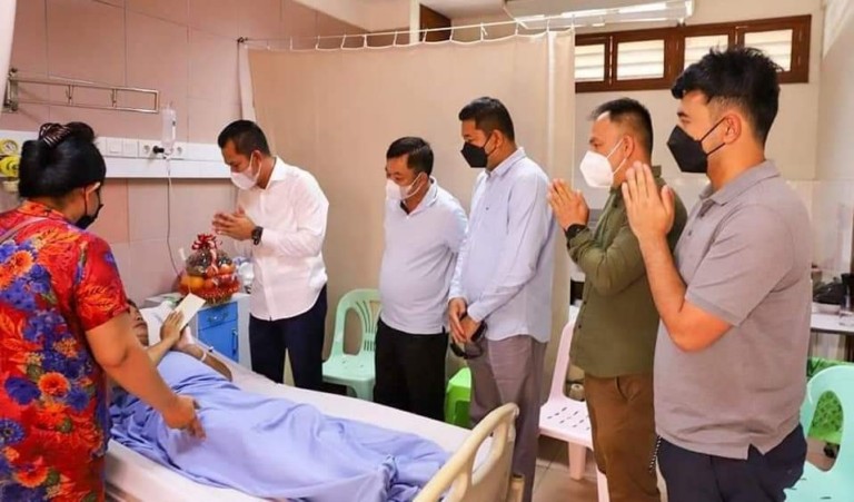 លោក​ឧត្តមសេនីយ៍ទោ ឈឿន សុ​ចិត្ត ស្នងការ​នគរបាល​ខេត្ត​កណ្តាល បាន​អញ្ជើញ​ទៅសួរសុខទុក្ខ​និង​ឧបត្ថម្ភ​ថវិកា​ជូន​ដល់​កងកម្លាំង​នគរបាល​នៃ​ស្នងការដ្ឋាន​០២​រូប ដែល​កំពុង​មាន​ជំងឺ