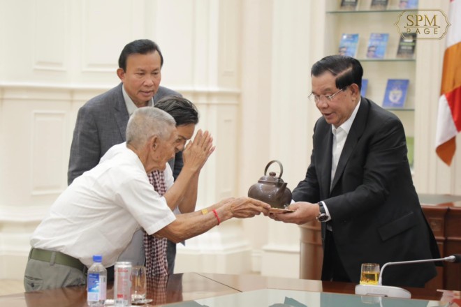 សម្ដេច​អគ្គមហាសេនាបតី​តេជោ ហ៊ុន សែន នាយករដ្ឋមន្ត្រី នៃ​ព្រះរាជាណាចក្រ​កម្ពុជា បាន​ទទួល​វត្ថុ​អនុស្សាវរីយ៍​(​ប៉ាន់តែ​បុរាណ​)​មួយ ពី​លោកតា ឡុង សារឿ​ន និង​លោកយាយ យស ហៀក  រស់នៅ​សង្កាត់​ចោមចៅ ២ ខណ្ឌ​ពោធិ៍​សែន​ជ័យ