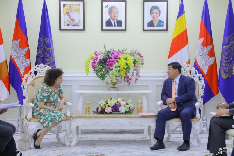 ឯកឧត្តម សាយ សំ​អាល់ រដ្ឋមន្ត្រី​ក្រសួង​បរិស្ថាន បាន​ទទួល​ជួប​ពិភាក្សា​ការងារ​ជាមួយ​លោកជំទាវ Carmen Moreno ឯកអគ្គរាជទូត​សហព័ន្ធ​អ៊ឺ​រុប ប្រចាំ​ប្រទេស​កម្ពុជា (EU) និង លោក Petros Sourmelis ប្រធាន​ផ្នែក​ពាណិជ្ជកម្ម និង​សេដ្ឋកិច្ច​នៃ​ប្រតិភូ​សហភាព​អឺរ៉ុប​ប្រចាំ​ប្រទេស​កម្ពុជា ថៃ ឡាវ និង​មី​យ៉ាន់​ម៉ា​