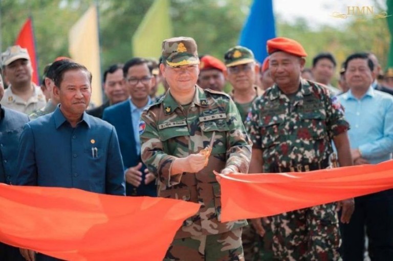ឧត្តមសេនីយ៍ឯក ហ៊ុន ម៉ា​ណែ​ត អញ្ជើញ​សម្ពោធ​សមិទ្ធផល​នានា និង​បិទ​វគ្គ​ហ្វឹកហ្វឺន​ជំនាញ​ឆត្រយោង ជំនាន់​ទី​៣៤ ជំនាញ​ឆត្រ​បញ្ជា​ជំនាន់​ទី​៦ ជំនាញ​ឯកទេស​មុជទឹក​ជំនាន់​ទី​៩ និង​ជំនាញ​ប្រឆាំង​ភេរវកម្ម​ជំនាន់​ទី​៥