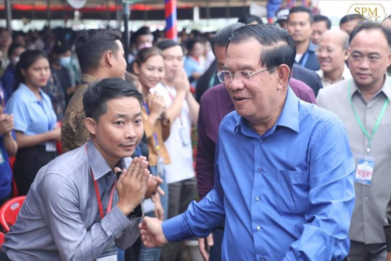 សម្ដេច​តេជោ ហ៊ុន សែន អញ្ជើញ​សំណេះសំណាល​ជាមួយ​កម្មករនិយោជិត​មកពី​រោងចក្រ​សហគ្រាស​ចំនួន​៨១ ក្នុង​តំបន់​សេដ្ឋកិច្ច​ពិសេស រ៉ូយ៉ាល់ គ្រុប ភ្នំពេញ​