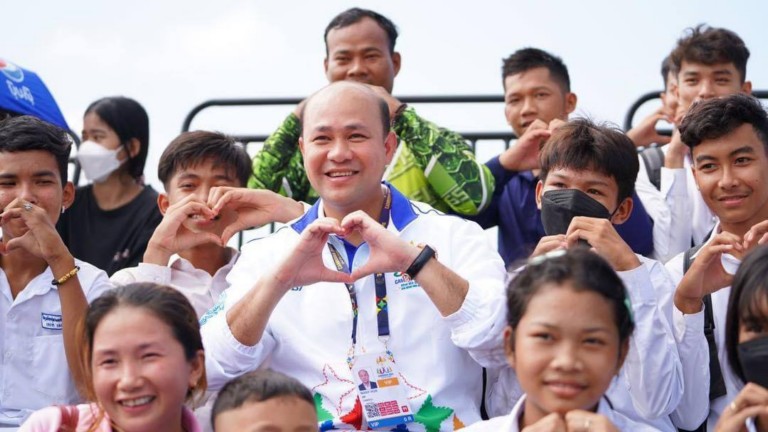 លោក ហ៊ុន ម៉ា​នី ប្រធាន​សហភាព​សហព័ន្ធ​យុវជន​កម្ពុជា អមដំណើរ​ដោយ លោក សាយ សំ​អាល់ អនុប្រធាន​សហភាព​ស​ហ​ព័ន្ធ​យុវជន​កម្ពុជា និង​ថ្នាក់ដឹកនាំ​ក្រសួង​អប់រំ យុវជន និង​កីឡា បាន​អញ្ជើញ​ចុះ​ជួប​ស្វាគមន៍ និង​ផ្តល់​កម្លាំងចិត្ត ដល់​កីឡាករ កីឡាការិនី​កម្ពុជា ព្រមទាំង​សួរសុខទុក្ខ​ក្រុមយុវជន​ស្ម័គ្រចិត្ត​សម្រាប់​ព្រឹត្តិការណ៍​ស៊ី​ហ្គេម ដែល​កំពុង​បំពេញ​ការងារ​នៅ​ខេត្ត​ព្រះសីហនុ​