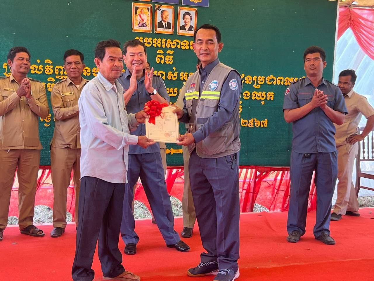 ប្រជាពលរដ្ឋនៅឃុំនិទាន ស្រុកបសេដ្ឋ ទទួលបានវិញ្ញបនបត្រសម្គាល់ម្ចាស់អចលនវត្ថុចំនួន ១ ៨៤៩បណ្ណ