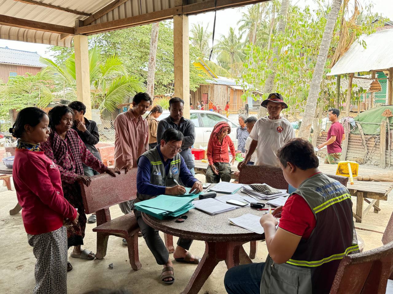 បងប្អូនក្រុមវាលទី១៦ (ភូមិបាលខណ្ឌព្រែកព្នៅ) បន្តធ្វេីការវិនិច្ឆ័យក្បាលដីជូនបងប្អូនប្រជាពលរដ្ឋស្ថិតនៅភូមិស្វាយជ្រុំ ឃុំអូរ ស្រុកភ្នំស្រួច ខេត្តកំពង់ស្ពឺ