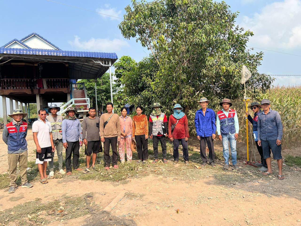 បងប្អូនក្រុមវាល បន្តចុះវាស់វែង និងប្រមូលទិន្នន័យក្បាលដី ចុះបញ្ជីដីធ្លីមានលក្ខណៈជាប្រព័ន្ធ ជូនប្រជាពលរដ្ឋស្ថិតនៅសង្កាត់ឈើខ្មៅ និងសង្កាត់ព្រែកជ្រៃ ក្រុងសំពៅពូន ខេត្តកណ្តាល