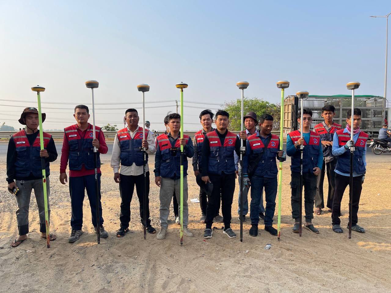 បងប្អូនក្រុមវាល បន្តចុះវាស់វែង និងប្រមូលទិន្នន័យក្បាលដី ចុះបញ្ជីដីធ្លីមានលក្ខណៈជាប្រព័ន្ធ ជូនប្រជាពលរដ្ឋស្ថិតនៅឃុំកំពង់លួង និងឃុំកោះចិន ស្រុកពញាឮ ខេត្តកណ្ដាល