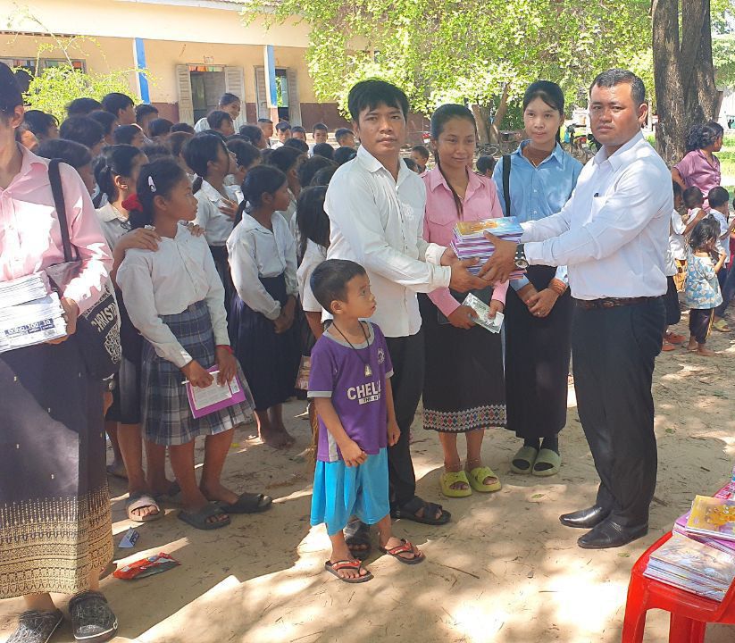 លោក ហ៊ុន  ពិសិដ្ឋ នាយកការផ្សាយ  គេហទំព័រ ហ៊ុន ពិសិដ្ឋ ធីវីញូស៍ ដឹកនាំក្រុមការងារ សហការ ជាមួយលោក វរសេនីយ៍ឯក ញ៉ែម គ្រៀង មេបញ្ជាការ វិរៈព្រំដែនគោក១០៥ បាននាំយកអំណោយមនុស្សធម៌ មាន សៀវភៅ បុិច ថវិកា ចែកជូនសិស្សានុសិស្ស១៣៥នាក់ និង លោកគ្រូអ្នកគ្រូ ៤នាក់នៅ បឋមសិក្សា សែនរុងរឿង៤ ស្រុកជាំក្សាន្ត