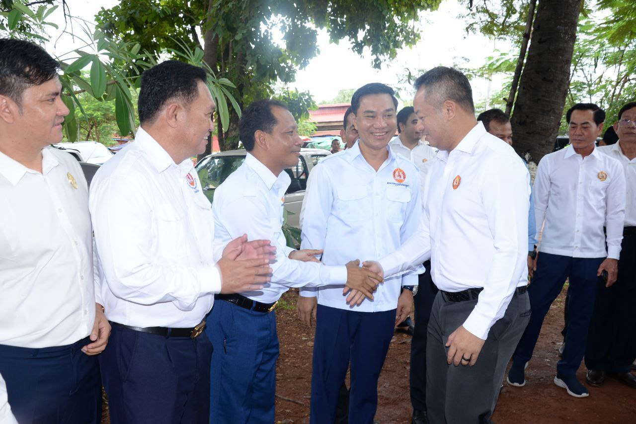 ពិធីបញ្ចូលសមាជិកថ្មីរបស់គណបក្យប្រជាជនកម្ពុជានៅស្រុកបន្ទាយស្រីខេត្តសៀមរាបចំនួន៤៧១នាក់ដែលមកពីគណបក្យភ្លើងទៀន ឆន្ទៈខ្មែរ កម្លាំងជាតិនិងគណបក្សប្រឆាំងនានា.